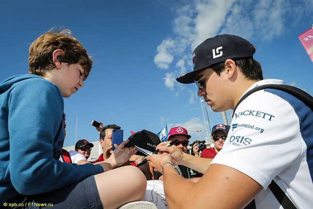 Лэнс Стролл раздаёт автографы болельщикам