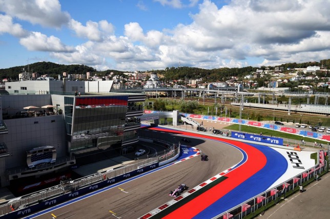 Лэнс Стролл выходит из последнего поворота сочинской трассы, Гран При России 2019 года