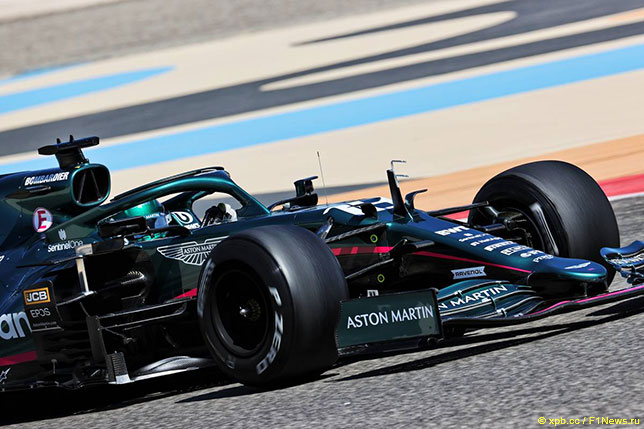 Лэнс Стролл за рулём Aston Martin AMR21 на тестах в Бахрейне