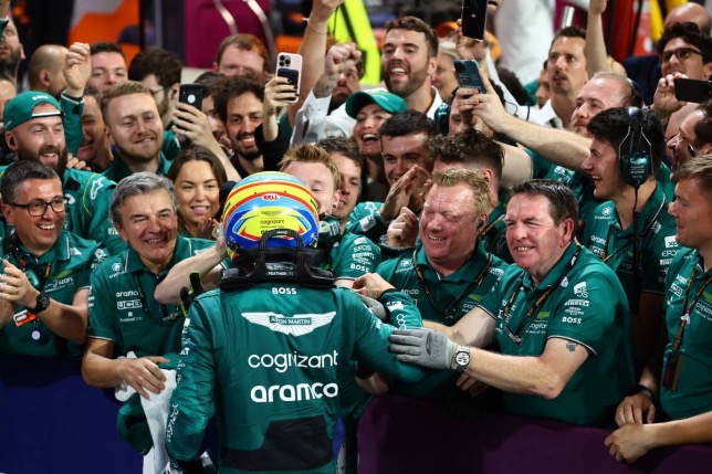 Фернандо Алонсо принимает поздравленимя от команды после финиша гонки в Джидде, фото XPB