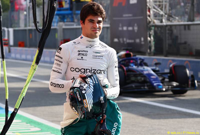 Лэнс Стролл возвращается в боксы Aston Martin после поломки машины в начале тренировки