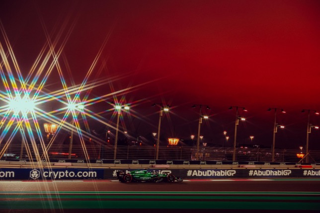 Фернандо Алонсо на трассе в Абу-Даби, фото пресс-службы Aston Martin