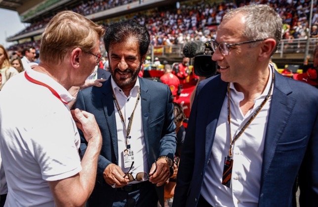Мохаммед бен Сулайем (в центре) с Микой Хаккиненом и Стефано Доменикали, президентом Формулы 1, фото FIA