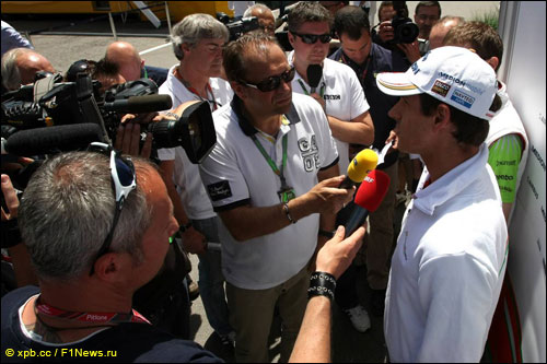 Адриан Сутил в паддоке Гран При Испании