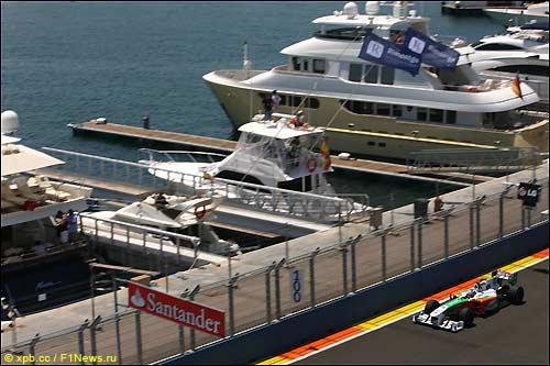 Адриан Сутил на трассе в Валенсии, 2010 год