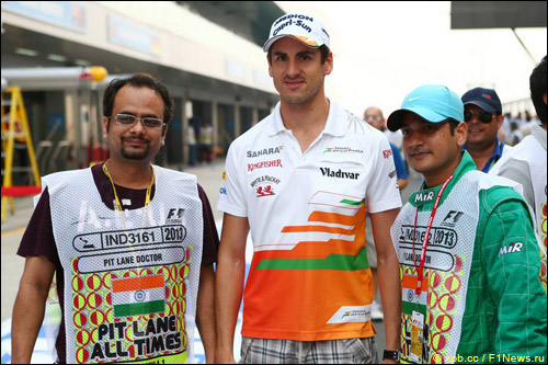 Адриан Сутил с волонтёрами на Гран При Индии