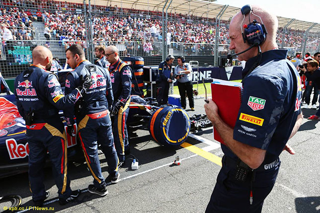 Эдриан Ньюи на стартовом поле Гран При Австралии