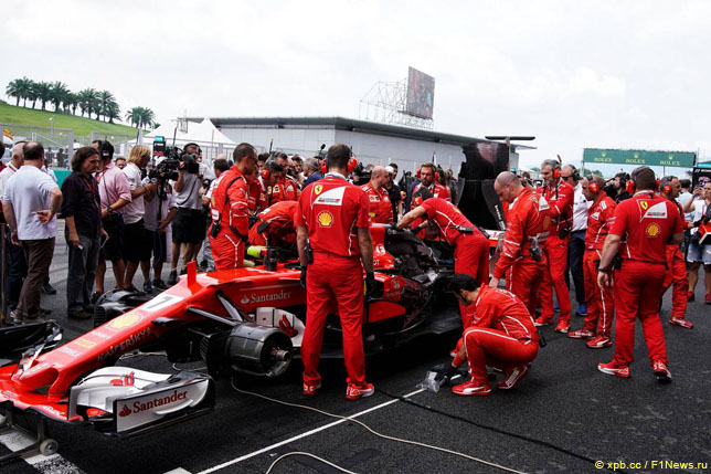 Механики Ferrari на стартовой решетке в Малайзии