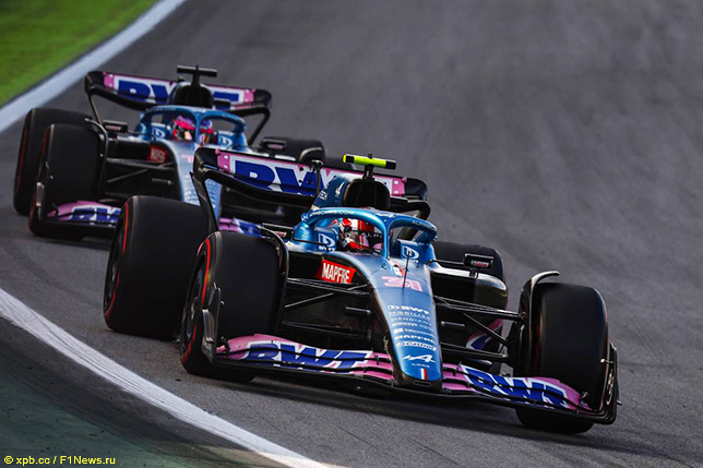 Гонщики Alpine F1 на трассе в Сан-Паулу