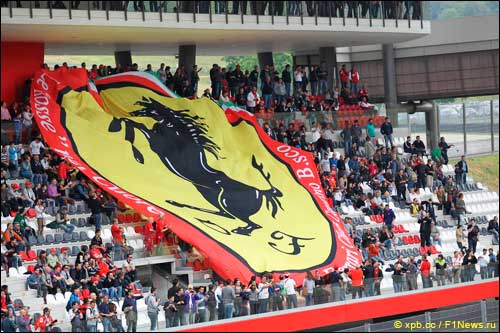 На главной трибуне автодрома