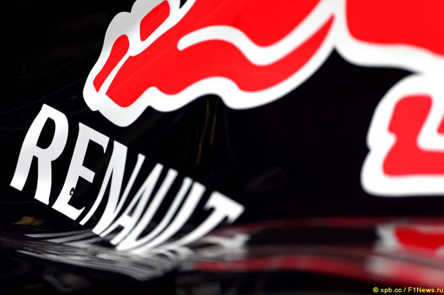 Логотип Renault на машине Red Bull Racing