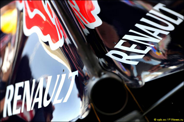 Логотип Renault на машине Red Bull Racing