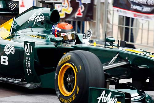 Александер Росси во время демонстрационного заезда