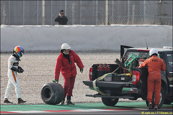 Фернандо Алонсо рассматривает колесо после вылета