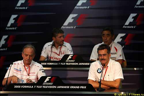 Главы заводских команд на пресс-конференции в Японии