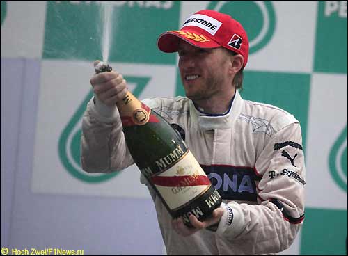 Ник Хайдфельд на подиуме в Сепанге