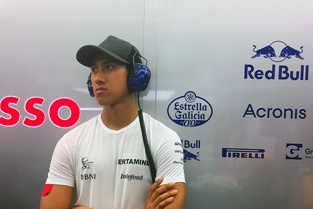 Шон Гелаэль в боксах Toro Rosso в Бахрейне