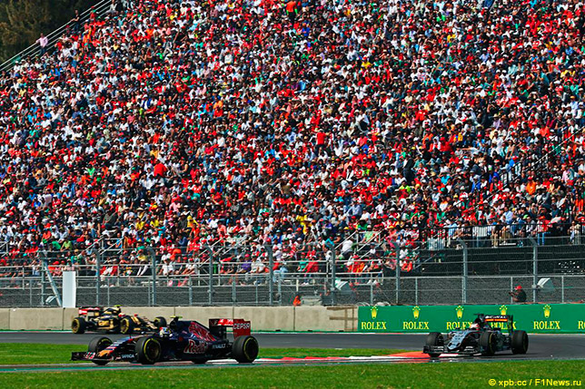 Карлос Сайнс на трассе в Мехико