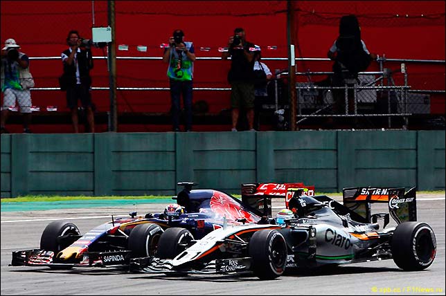 Макс Ферстаппен атакует Серхио Переса