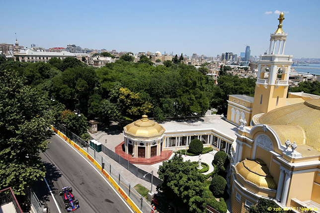 Даниил Квят на трассе в Баку