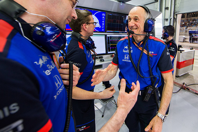 Франц Тост поздравляет коллег по Toro Rosso с успехом в Бахрейне