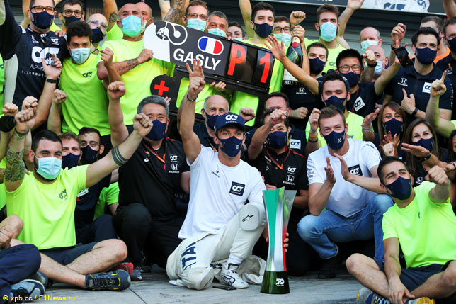 Пьер Гасли с командой празднуют победу