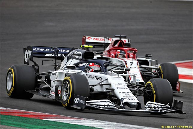 Пьер Гасли обгоняет Кими Райкконена