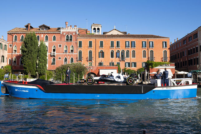 Команда AlphaTauri прибывает на премьеру документального фильма Whatever it Takes