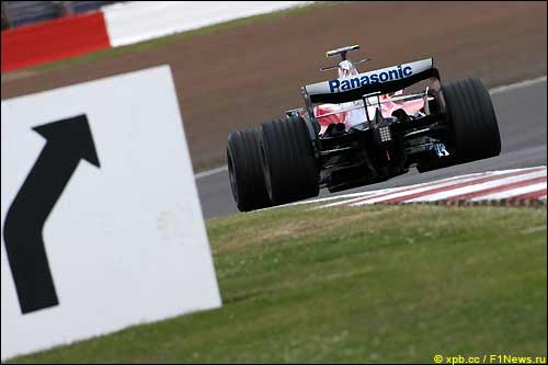 Ярно Трулли на тренировке в Сильверстоуне