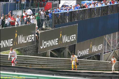 Трулли, Алонсо и Сутил возвращаются в боксы после аварии