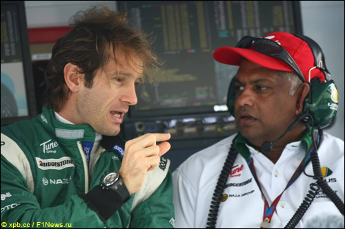 Ярно Трулли и босс Team Lotus Тони Фернандес