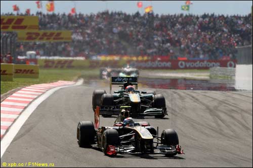 Виталий Петров и Ярно Трулли на трассе Гран При Турции, 2011 год