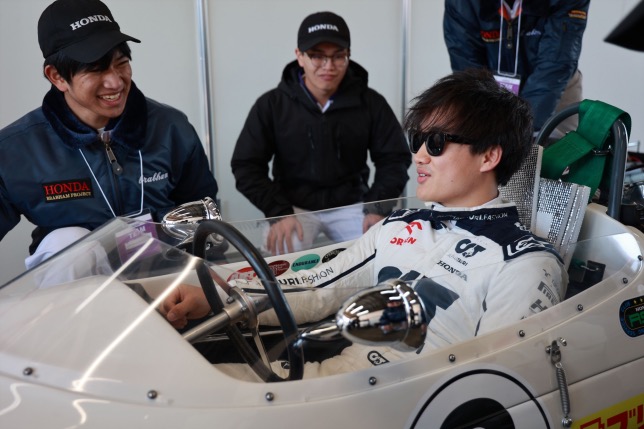 Юки Цунода за рулём исторической машины Brabham BT16 с двигателем Honda, фото из социальных сетей