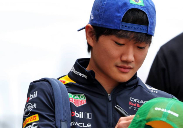 Юки Цунода раздаёт автографы в паддоке Сан-Паулу, фото XPB