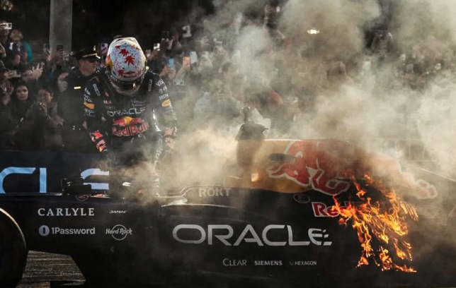 Юки Цунода выбирается из кокпита горящей RB7, фото из социальных сетей