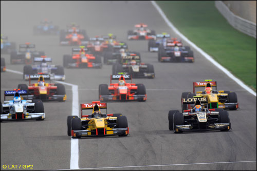 Борьба Давиде Вальсекки (№3) и Эстебана Гутьерреса на старте субботней гонки GP2 в Бахрейне