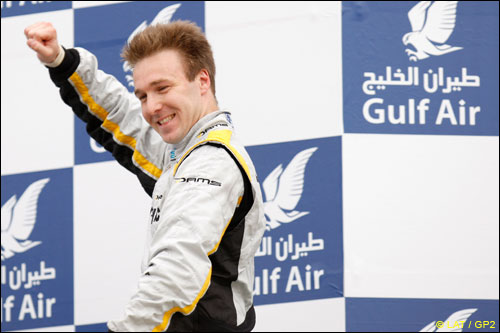 Давиде Вальсекки на вершине подиума в Бахрейне