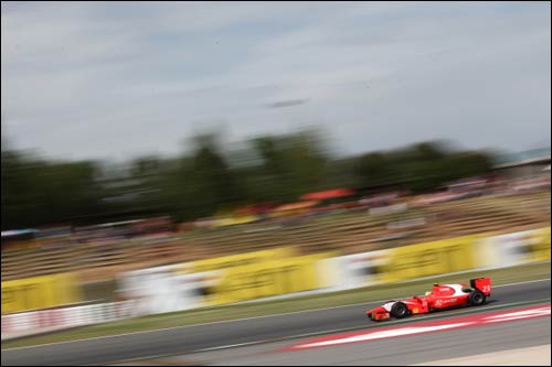 Победитель воскресной гонки GP2 в Барселоне Луис Разиа