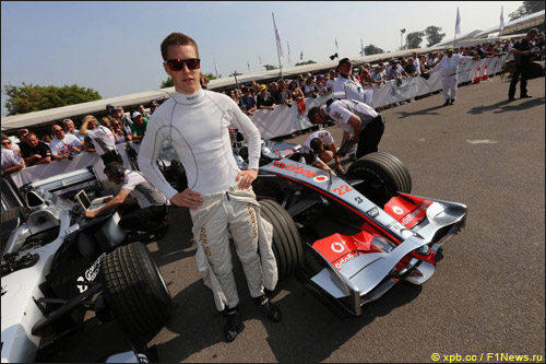 Стоффель Вандорн у машины McLaren в Гудвуде