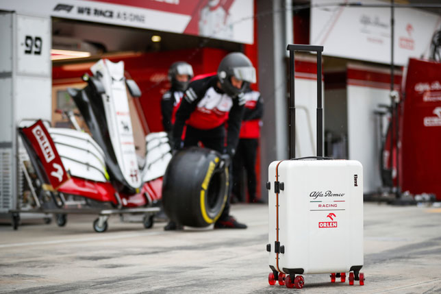 Чемодан фирмы Floyd у боксов Alfa Romeo