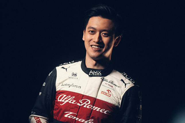 Логотип AMX на комбинезоне Гуаньюя Чжоу