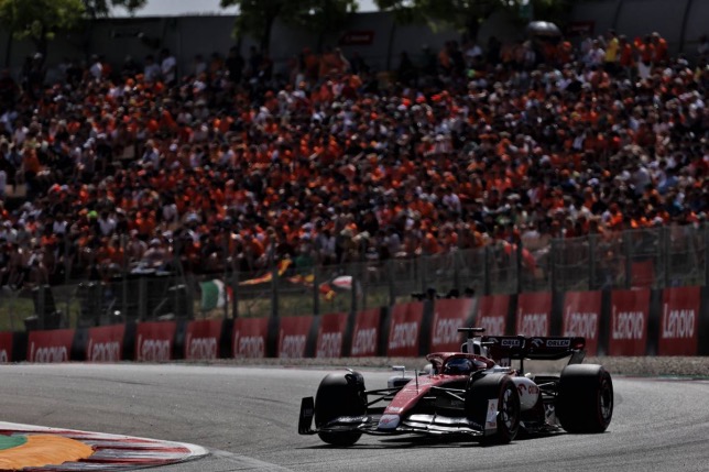 Валттери Боттас за рулём машины Alfa Romeo на трассе в Барселоне, фото XPB