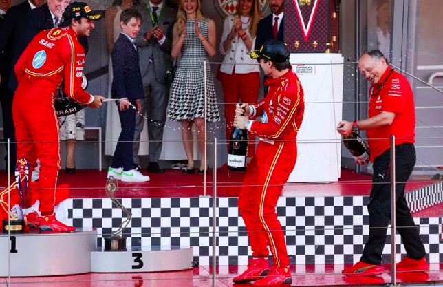 Фредерик Вассёр на подиуме в Монако вместе с гонщиками Скудерии, фото пресс-службы Ferrarri