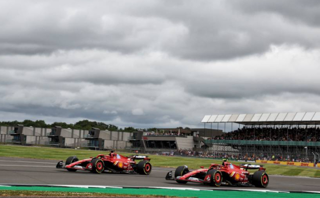 Машины Ferrari на трассе в Сильверстоуне, фото XPB