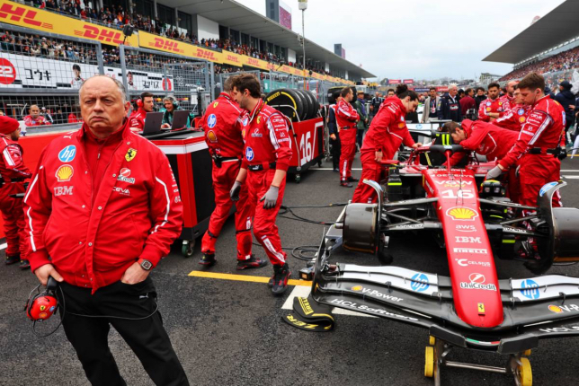 Фредерик Вассёр на стартовом поле у машины Шарля Леклера, фото XPB