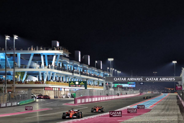 Машины Ferrari на трассе в Катаре, 2024 год, фото XPB