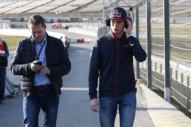 Отец и сын Ферстаппены на тестах в Барселоне, весна 2016 года