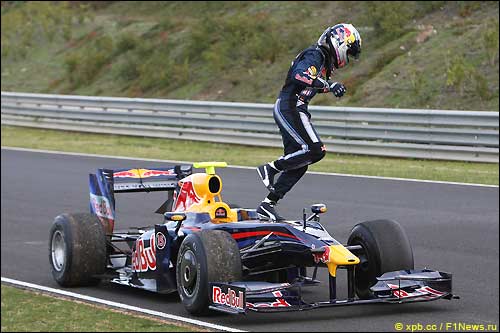 Себастьян Феттель покидает остановившуюся машину