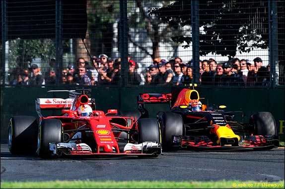 Макс пытался атаковать Феттеля, но Себастьян сохранил позицию