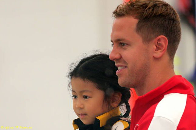 Себастьян Феттель фотографируется с японскими болельщиками